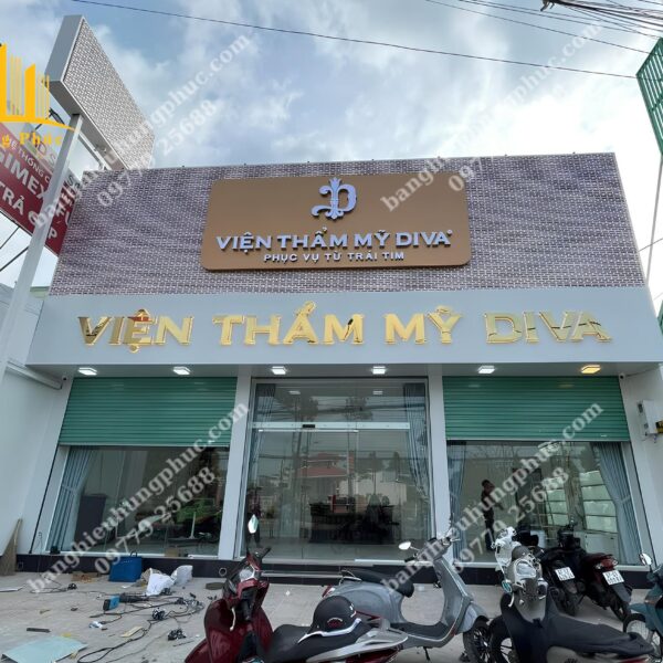 Bàn giao bảng hiệu viện thẩm mỹ