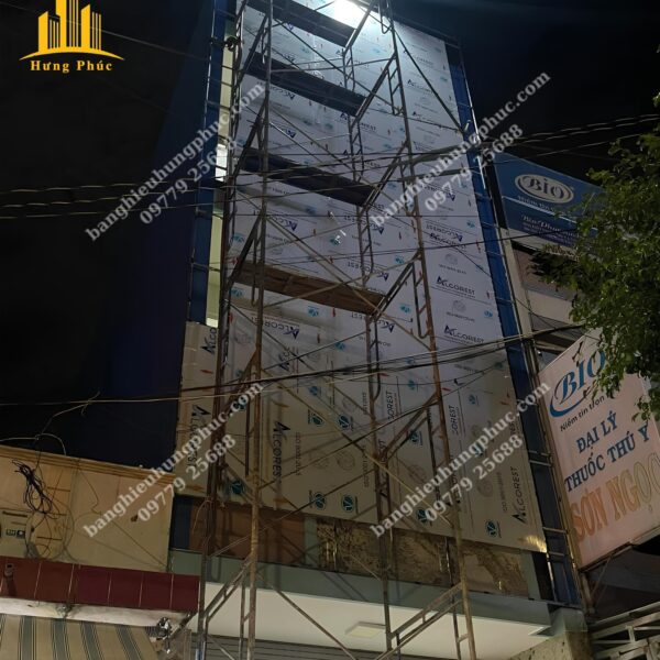 Bàn giao bảng hiệu viện thẩm mỹ