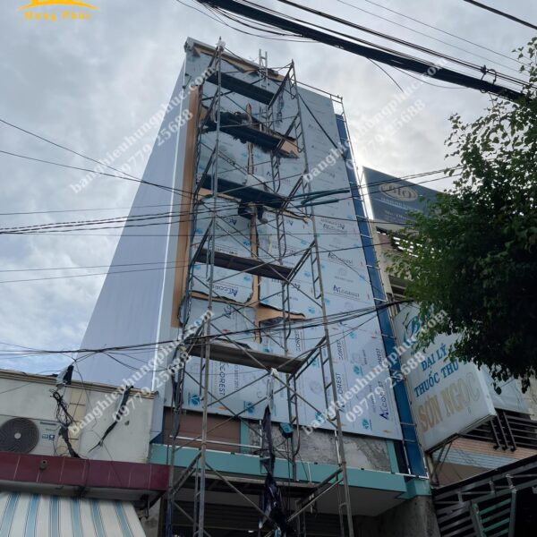 Bàn giao bảng hiệu viện thẩm mỹ