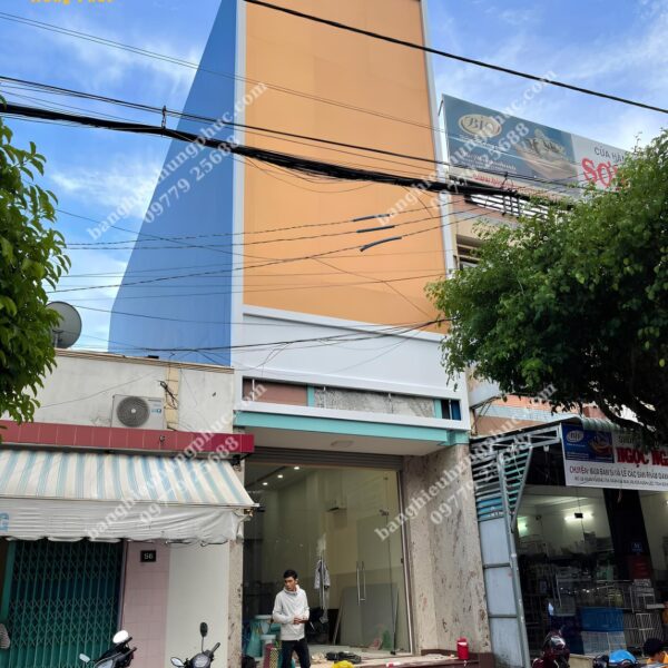 Bàn giao bảng hiệu viện thẩm mỹ