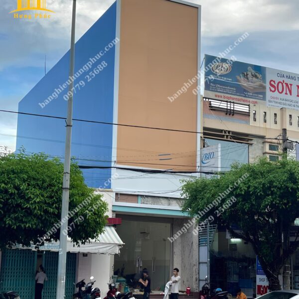 Bàn giao bảng hiệu viện thẩm mỹ