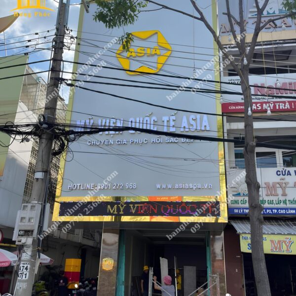 Bàn giao bảng hiệu viện thẩm mỹ