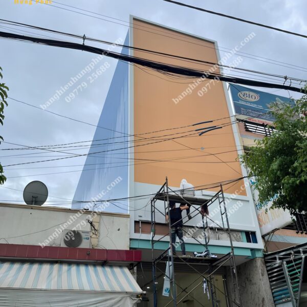 Bàn giao bảng hiệu viện thẩm mỹ