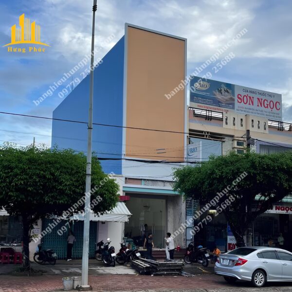 Bàn giao bảng hiệu viện thẩm mỹ