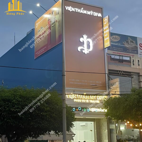 Bàn giao bảng hiệu viện thẩm mỹ