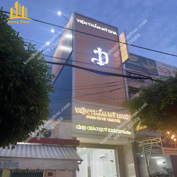 Bàn giao bảng hiệu viện thẩm mỹ