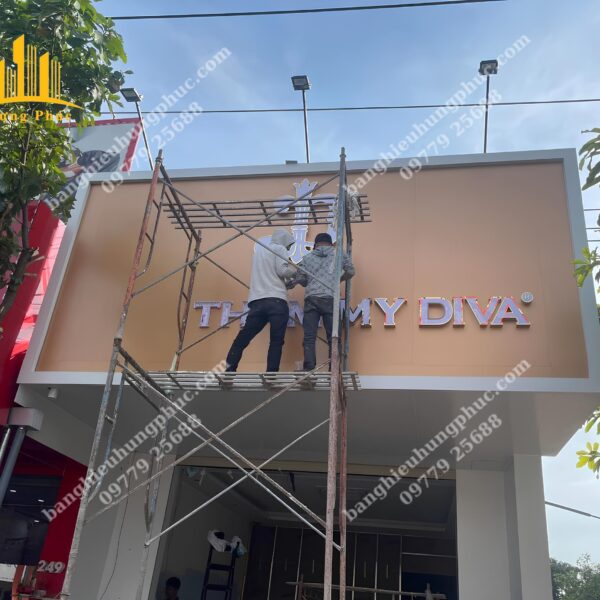 Bàn giao bảng hiệu viện thẩm mỹ