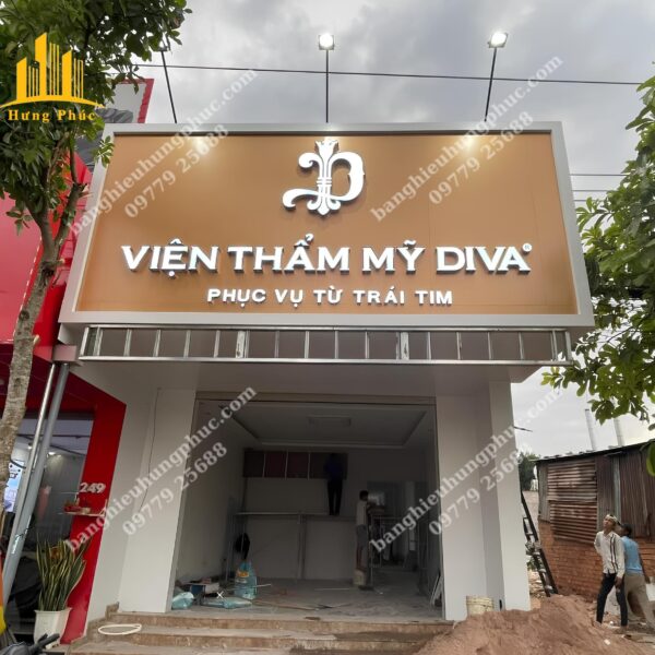 Bàn giao bảng hiệu viện thẩm mỹ