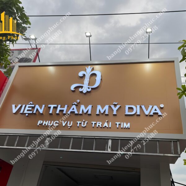 Bàn giao bảng hiệu viện thẩm mỹ