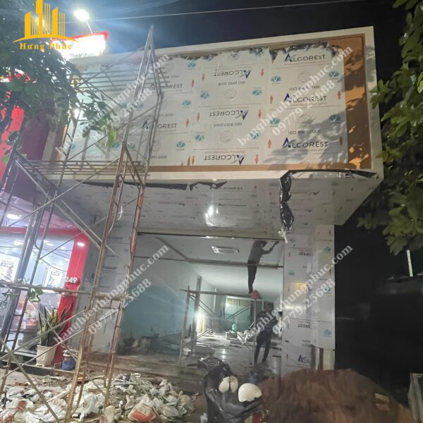 Bàn giao bảng hiệu viện thẩm mỹ