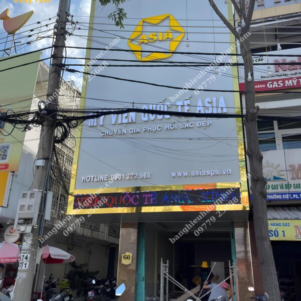 Bàn giao bảng hiệu viện thẩm mỹ