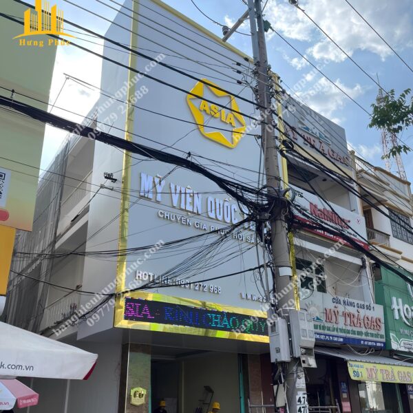 Bàn giao bảng hiệu viện thẩm mỹ