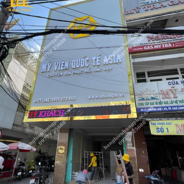 Bàn giao bảng hiệu viện thẩm mỹ