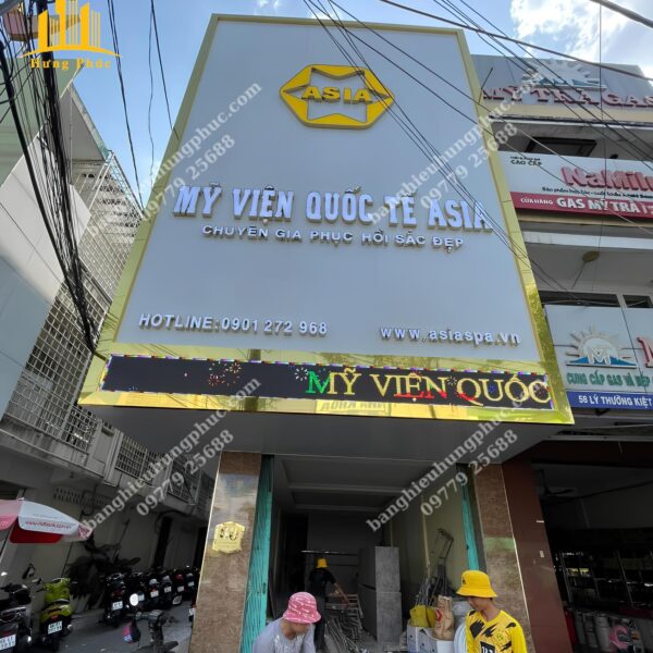 Bàn giao bảng hiệu viện thẩm mỹ