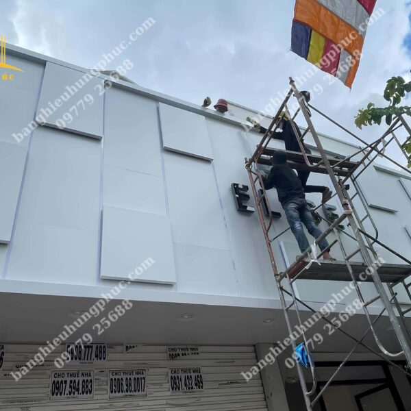 Báo giá làm bảng hiệu alu