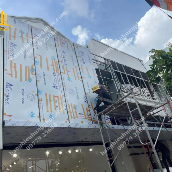 Báo giá làm bảng hiệu alu