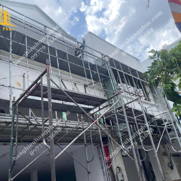 Báo giá làm bảng hiệu alu